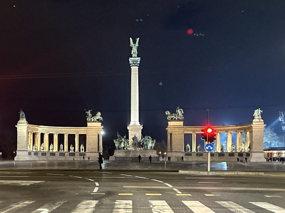 Hősök Tere: A Monumental Tribute to Hungarian History 