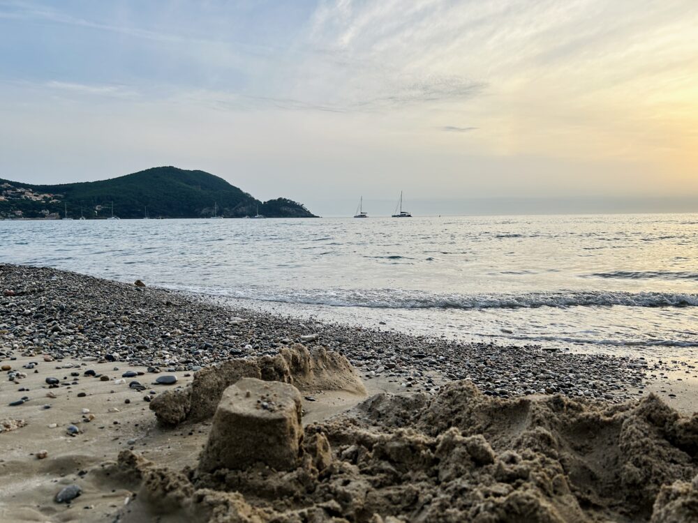 The Tranquil Shores of Saint-Cyr-sur-Mer: Autumn’s Serene Escape