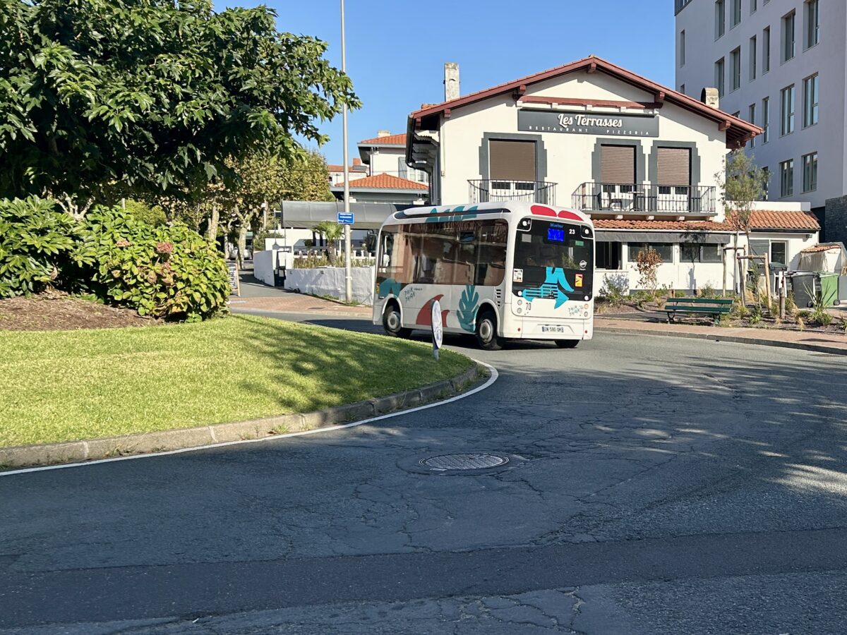 Tiny bus, big drama: Biarritz’s electric line 23