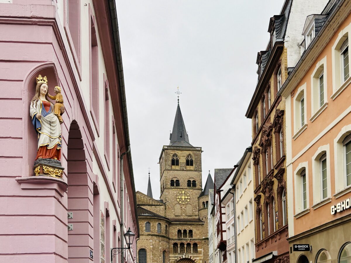 Tiny statue, big mystery: the purple DM building in Trier