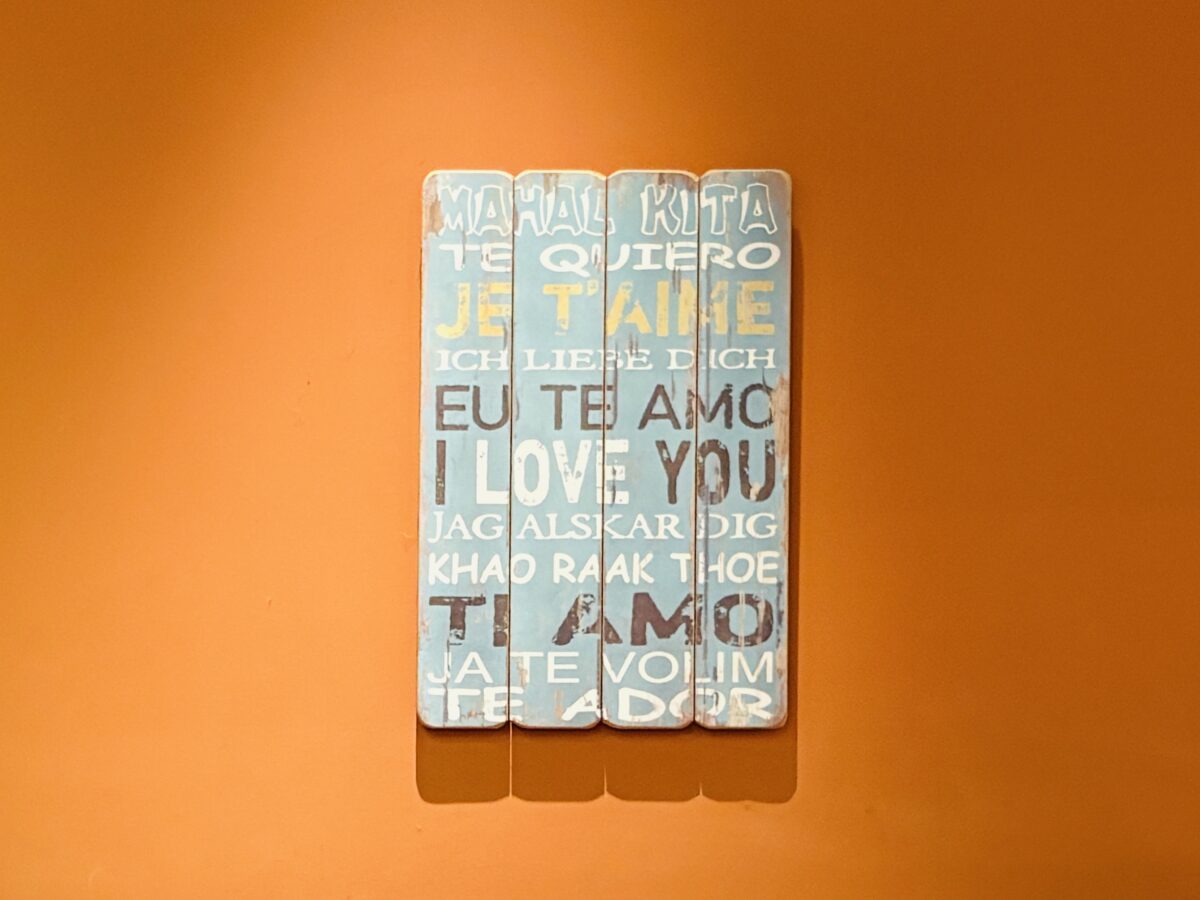 Love in many languages on a plate in Újpest