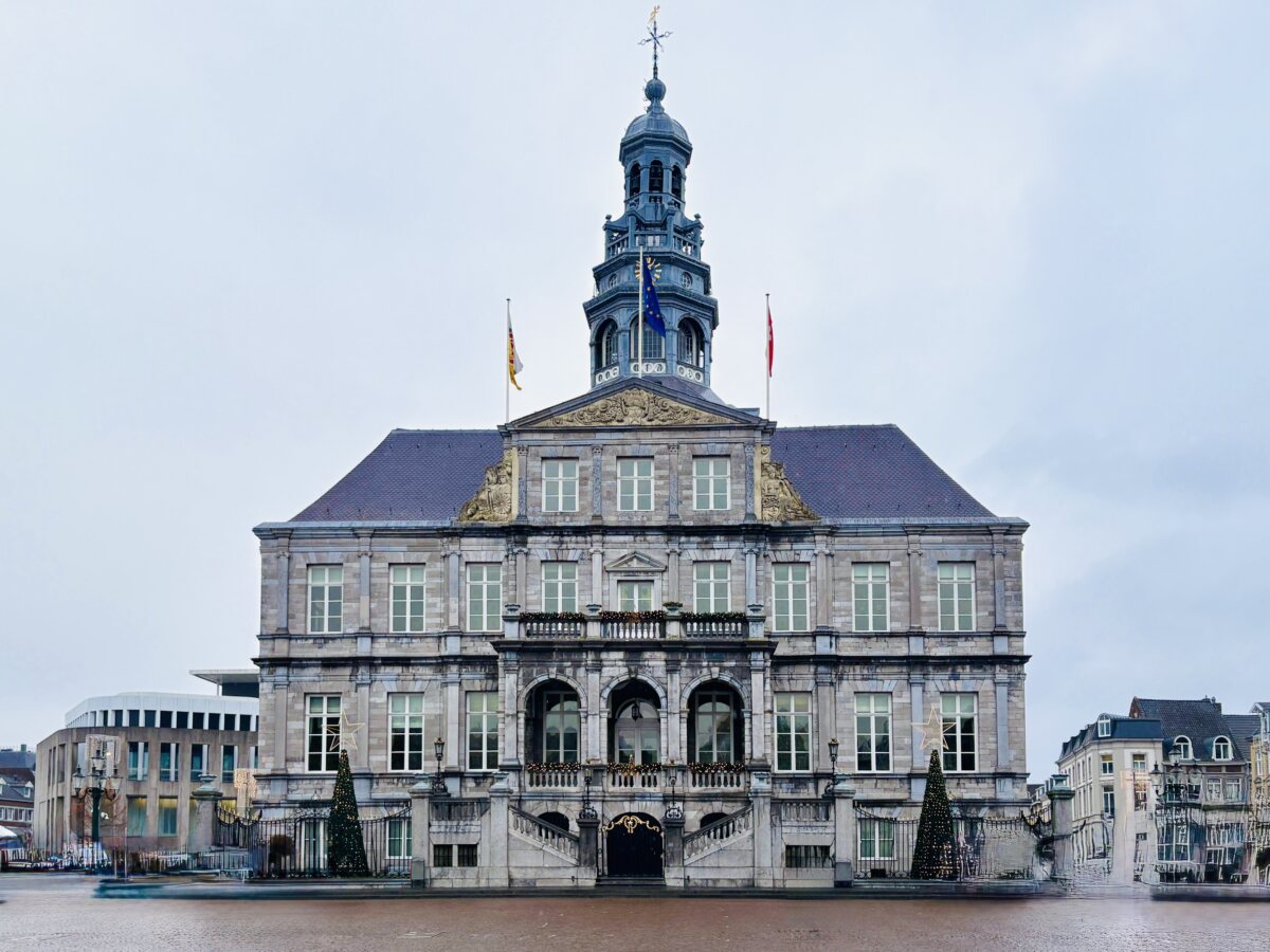 The town hall of Maastricht and the centuries watching over the Markt