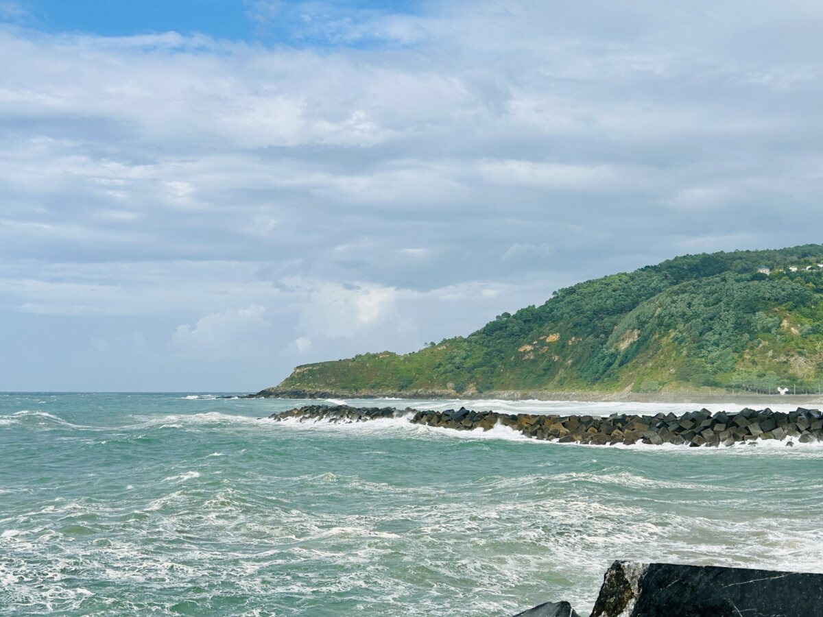 Where the ocean in San Sebastián forgets its manners