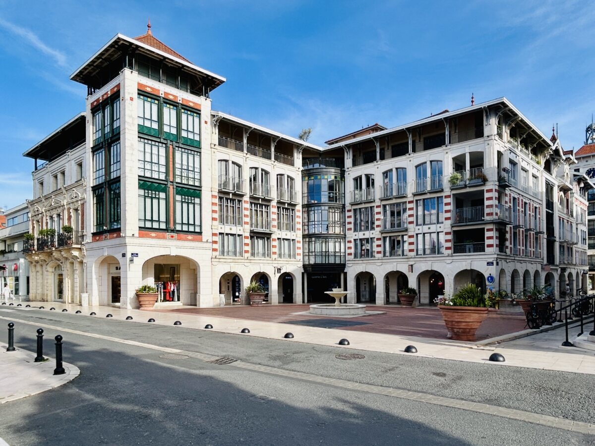 Arcachon’s white arcades and the quiet charm of Place Roger Expert