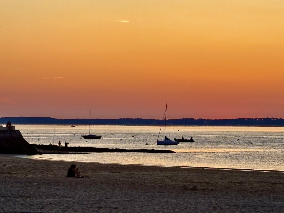 Arcachon sunsets: Red skies and a smartphone circus