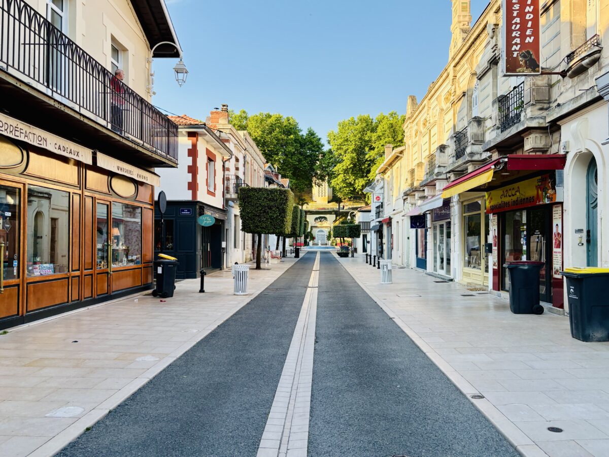 The street that connects trees to the waves in Arcachon