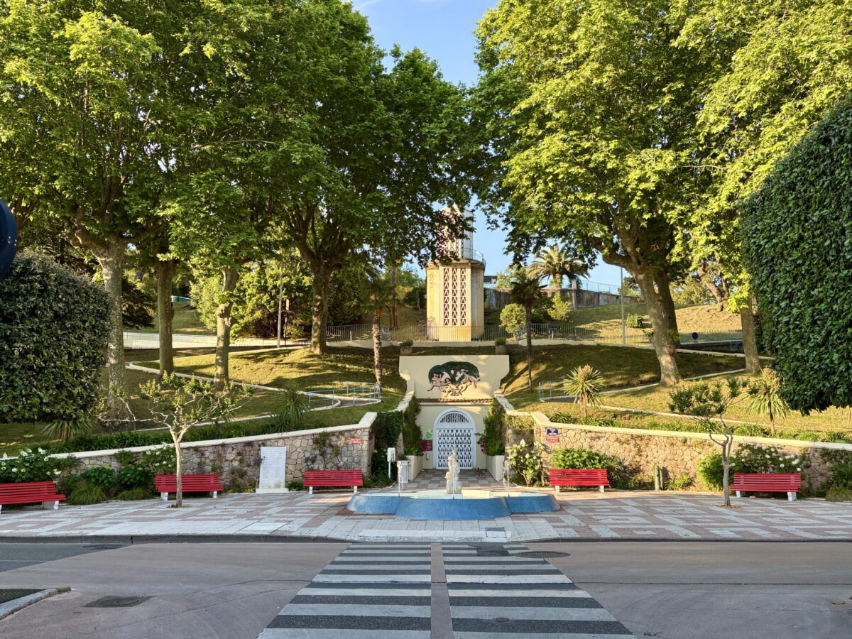 The slanted monument of Arcachon: A geometric surprise at the bottom of the park