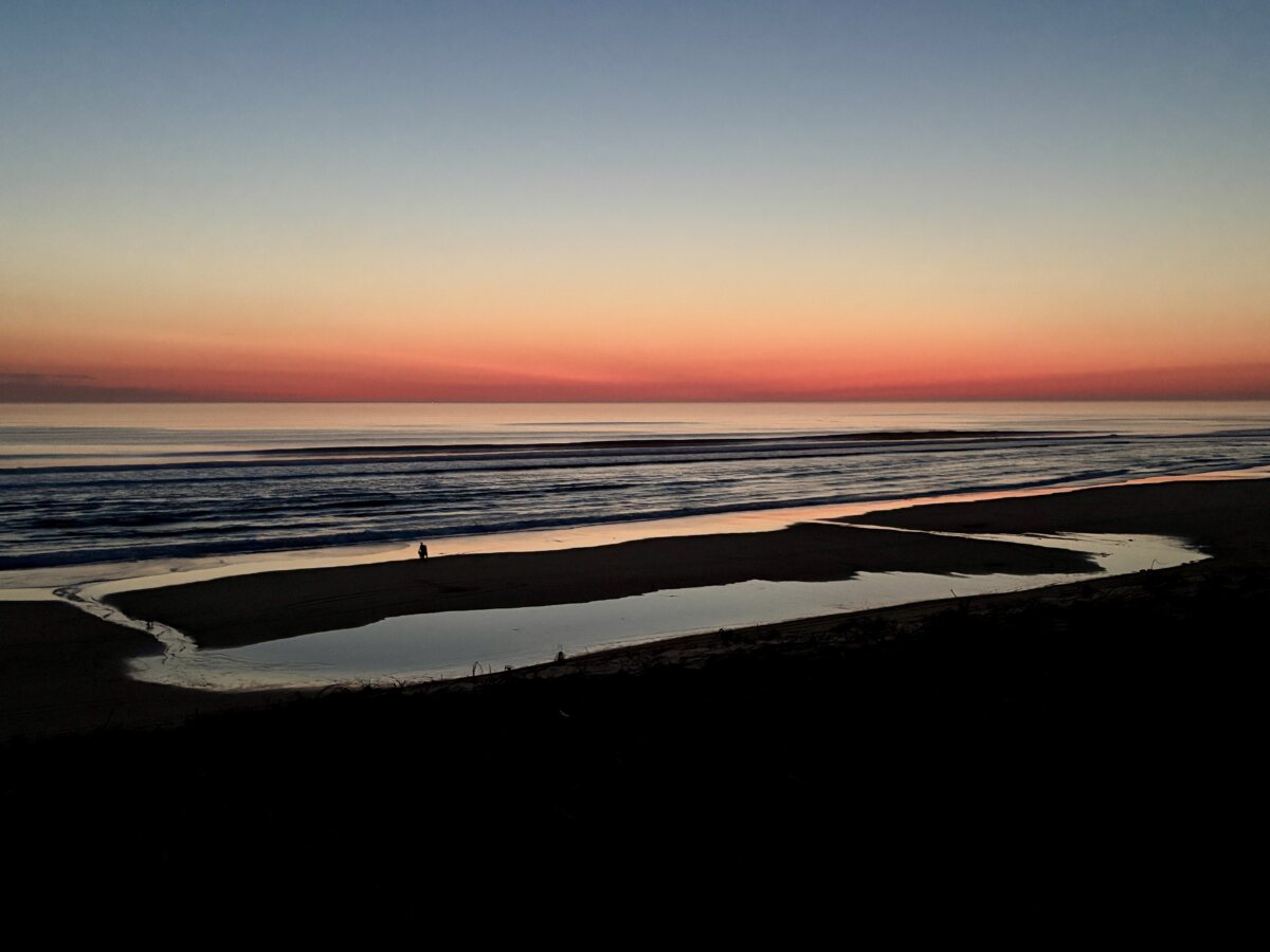 The red sunsets of Biscarrosse: Watching the horizon from a crumbling coast