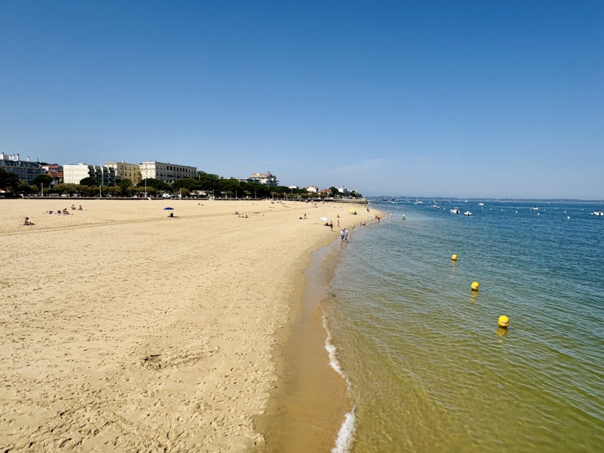 Arcachon central beach: The massive sandy stage of the summer invasion