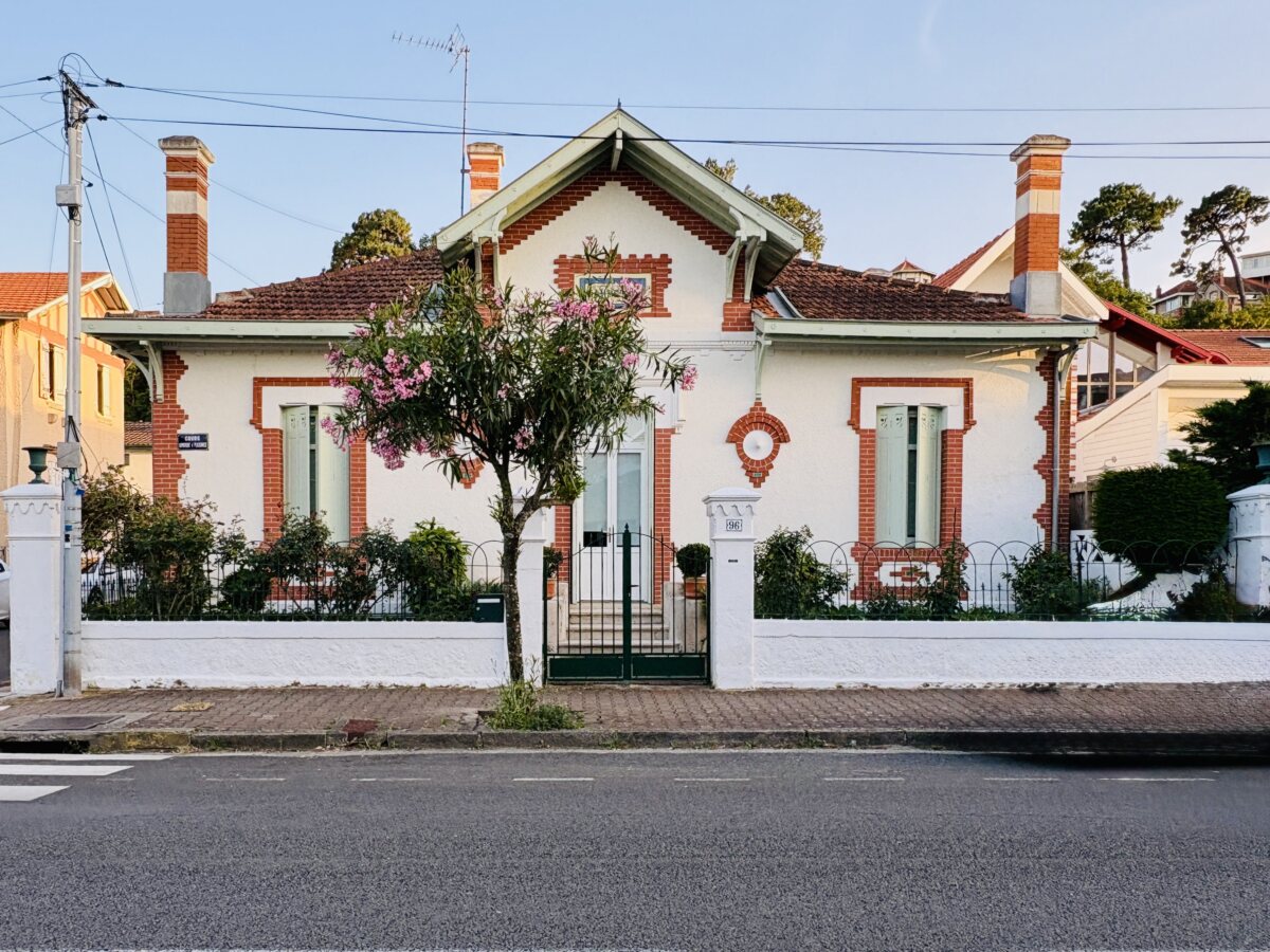 Arcachon style: When white plaster and pale red brick become a mandatory lifestyle