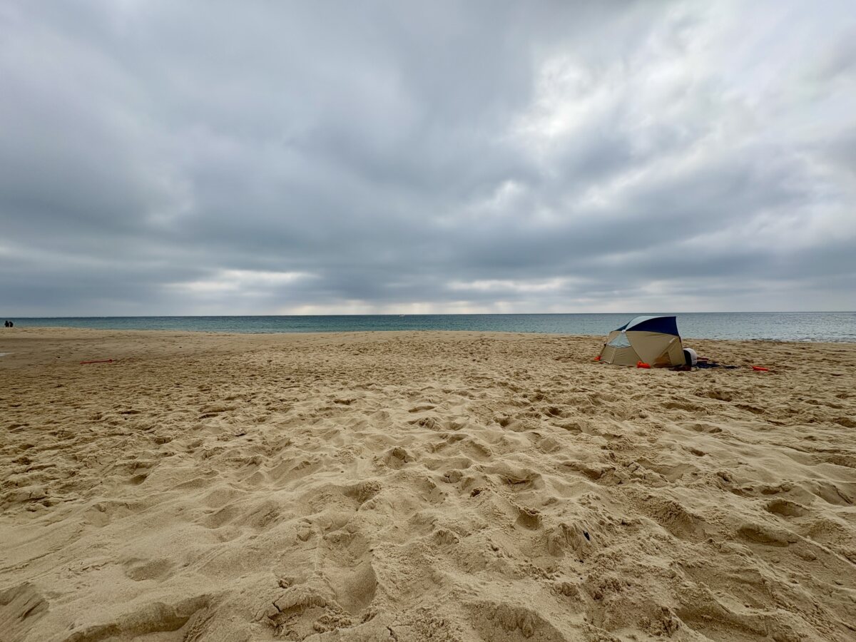 The invisible grill: why the seaside sun is laughing at your parasol