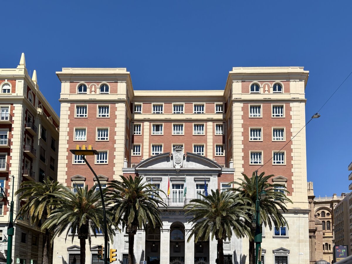 The provincial palace of Málaga: Bricks, columns and tourists