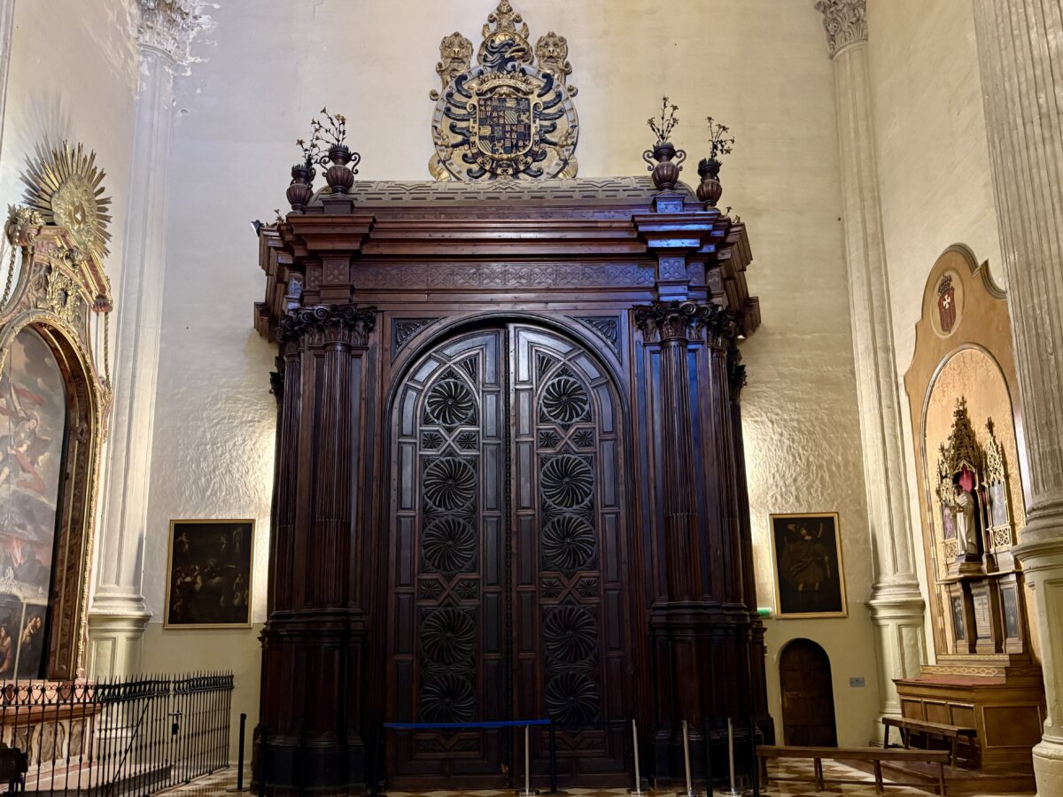 The cancela of Málaga Cathedral: The majestic wooden draft screen