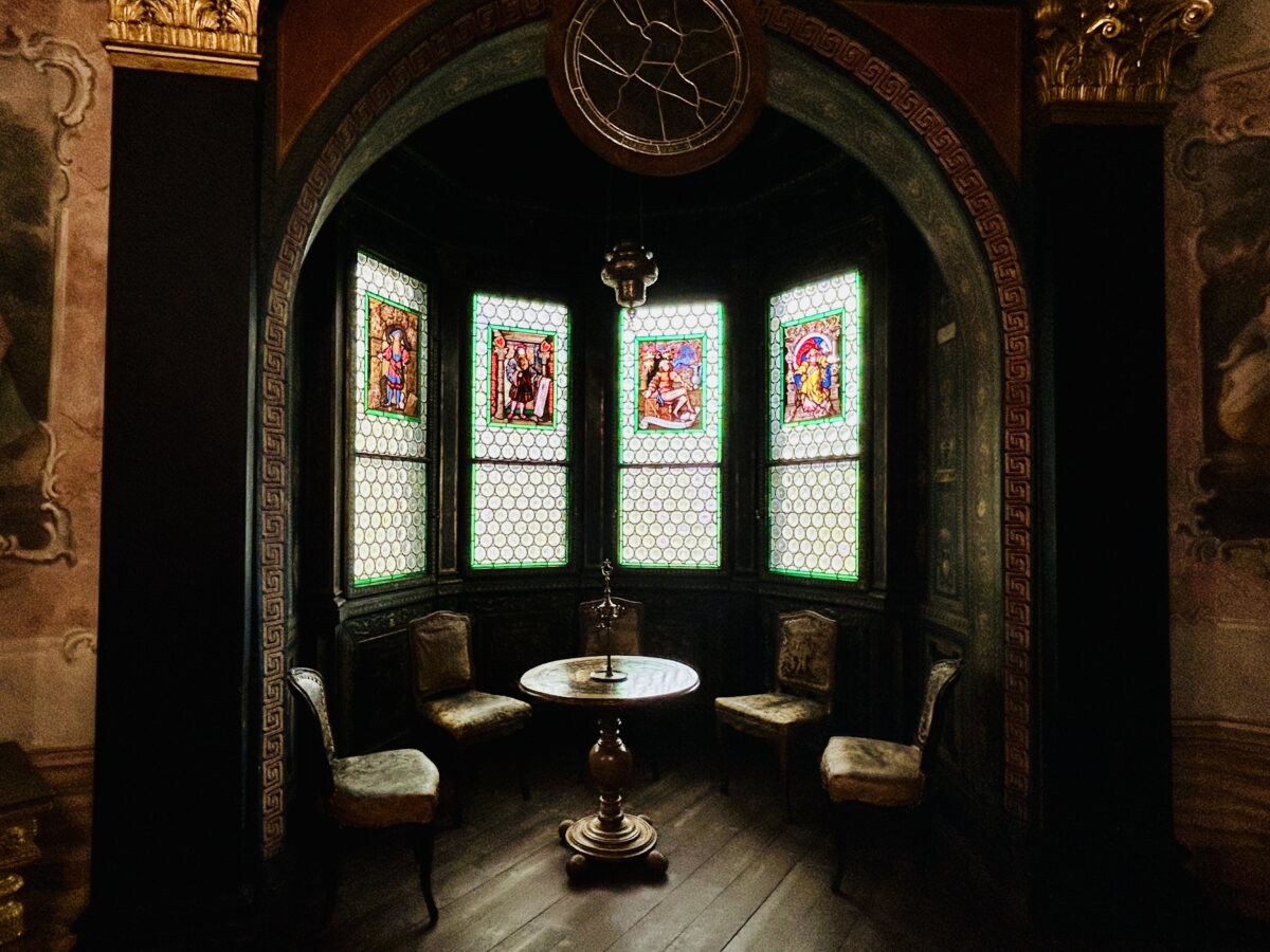 The balcony alcove of the Storno House: Historic gossip with a street view