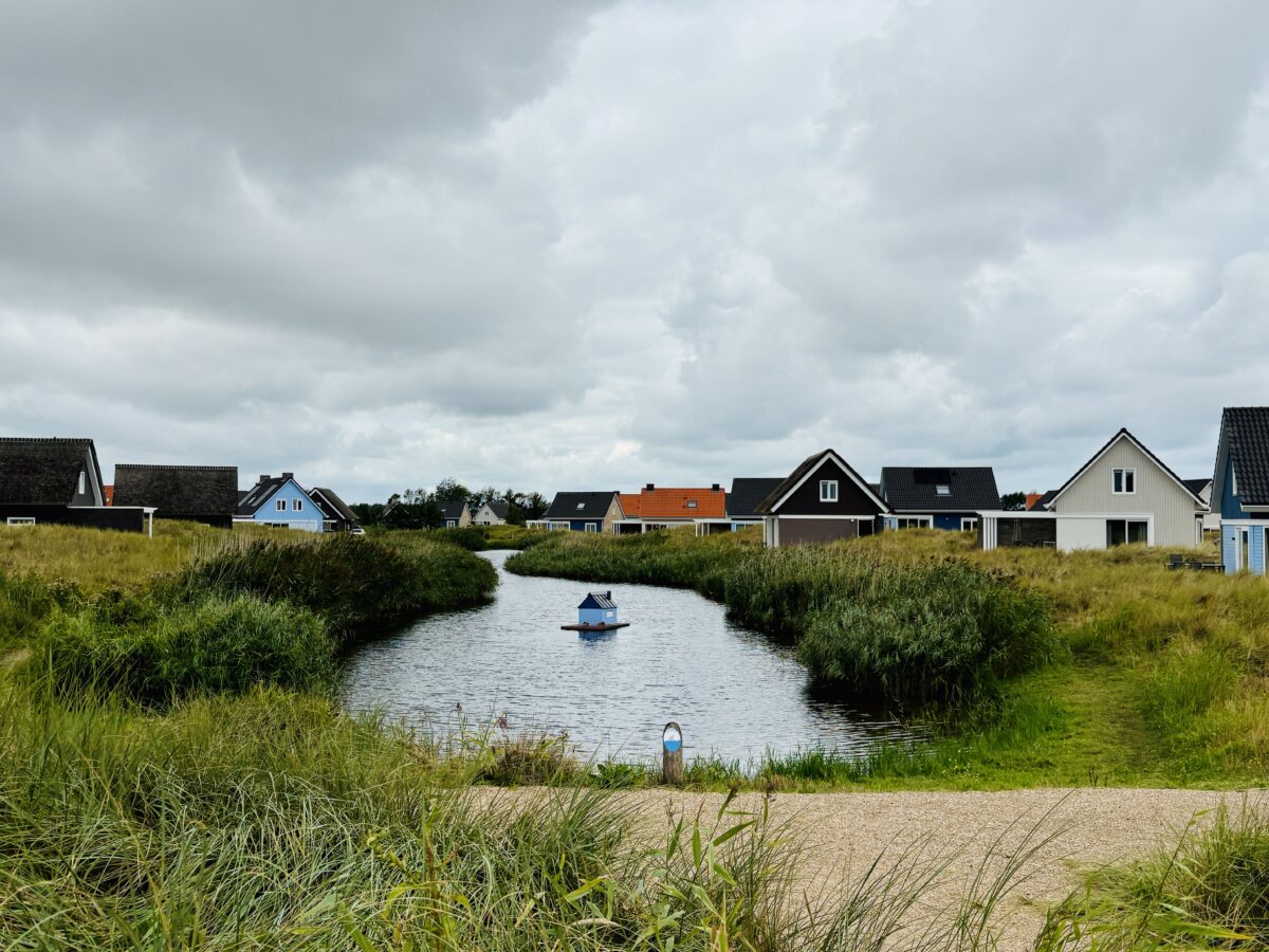 Landal park in Ouddorp: Picturesque canals, busy ducks and hidden maintenance work